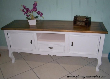 Rack Luis Felipe 02 Portas Branco c. desgaste e tampo Castanho Envelhecido (1,50L x 0,46P x 0,70A)