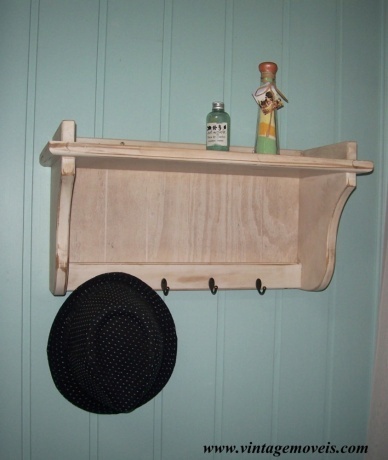 Prateleira com Ganchos Provençal (branco envelhecido) (0,54L x 0,20P x 0,27A)