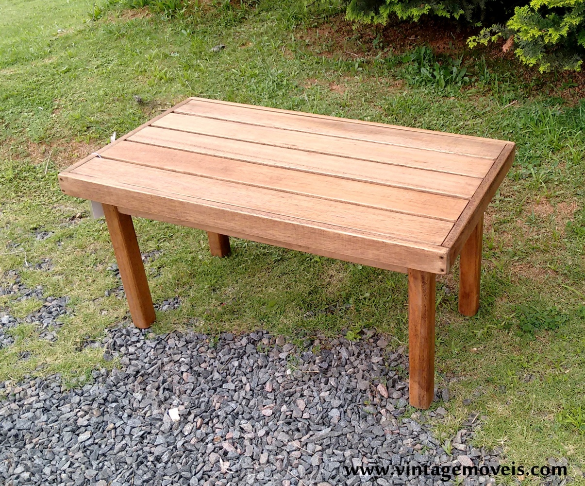 Mesa de Centro Ripada em Eucalito Stain Claro (0,90L x 0,50P x 0,45A)