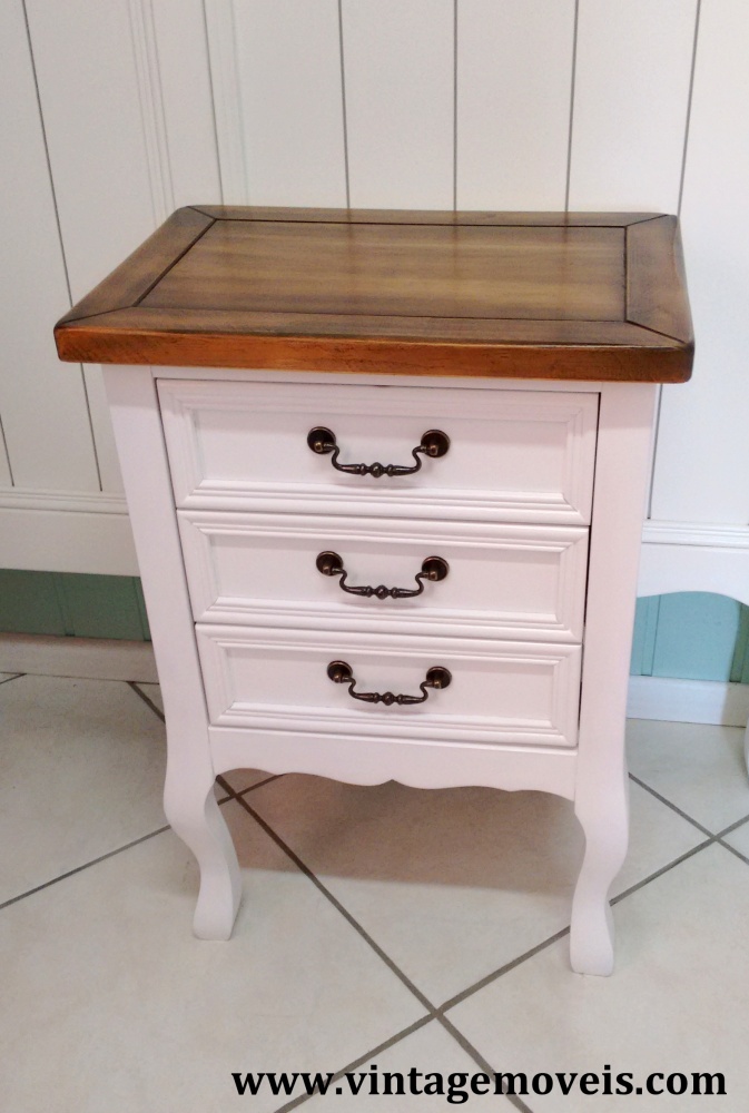 Criado Mudo Luis Felipe Branco Laqueado c. Tampo Castanho Envelhecido (0,50L x 0,35P x 0,73A)