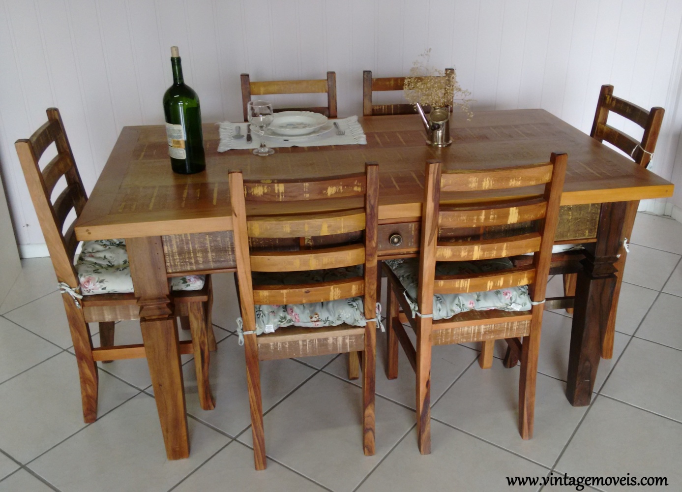 Conjunto de Mesa com 06 Cadeiras em Madeira de Demolição (1,60L x 0,90P x 0,80A)