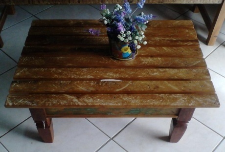 Mesa de Centro Ripada em Madeira de Demolição (0,90L x 0,70P x 0,43A)