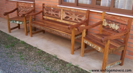 Conjunto de Bancos de Jardim em Madeira de Demolição - 02 Bancos de 01 lugar (0,70L x 0,63P x 0,92A) + 01 Banco de 03 lugares (1,60L x 0,63P x 0,92A)