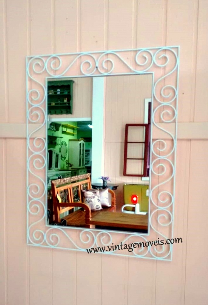 Espelho Retangular com Moldura em Ferro cor branca ( 0,67 x 0,87) Valores clique na imagem